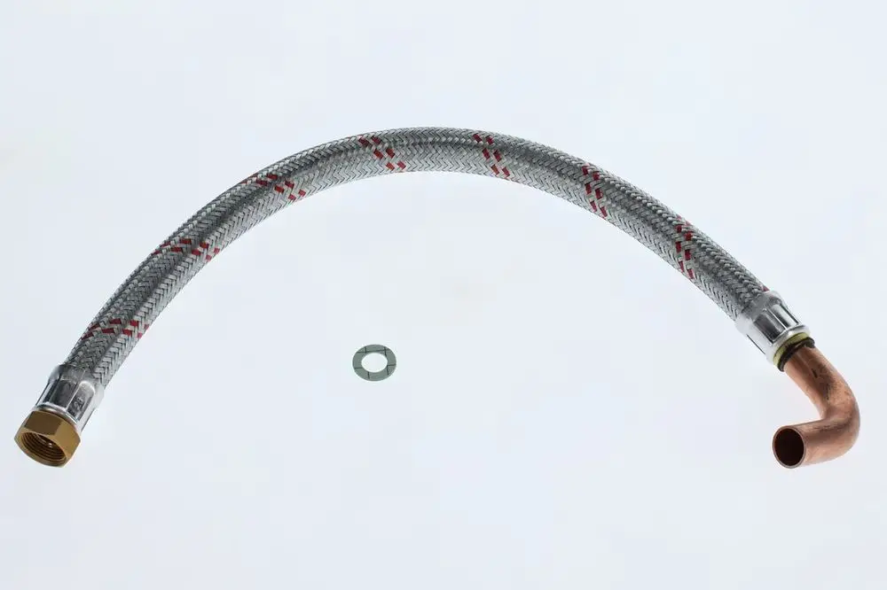 Flexschlauch mit metallischer Umhüllung, einer Seite mit Gewindeanschluss, andere Seite gebogen, in neutralem Hintergrund. Bestandteil von Bosch Produkten.